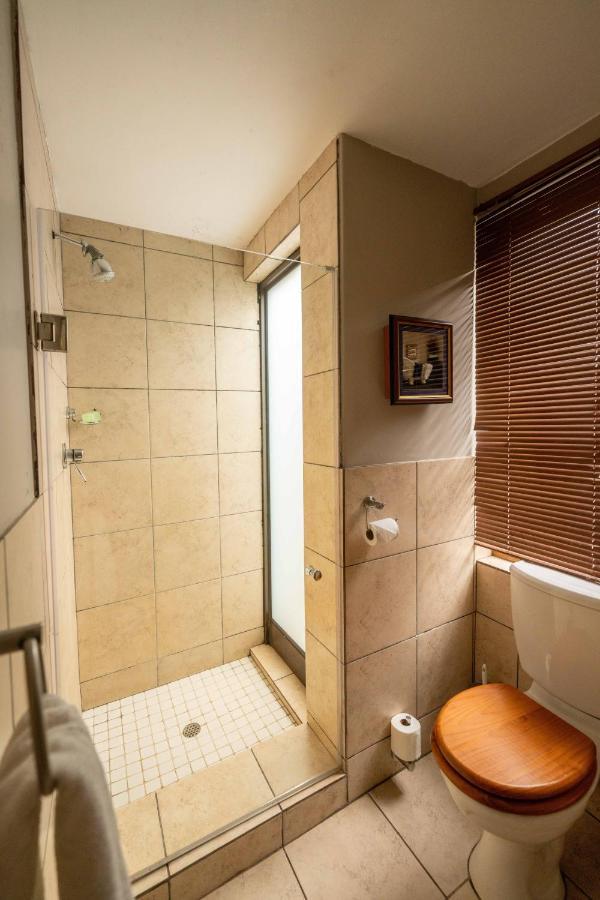 Fatmols Guest Lodge Йоганнесбурґ Екстер'єр фото